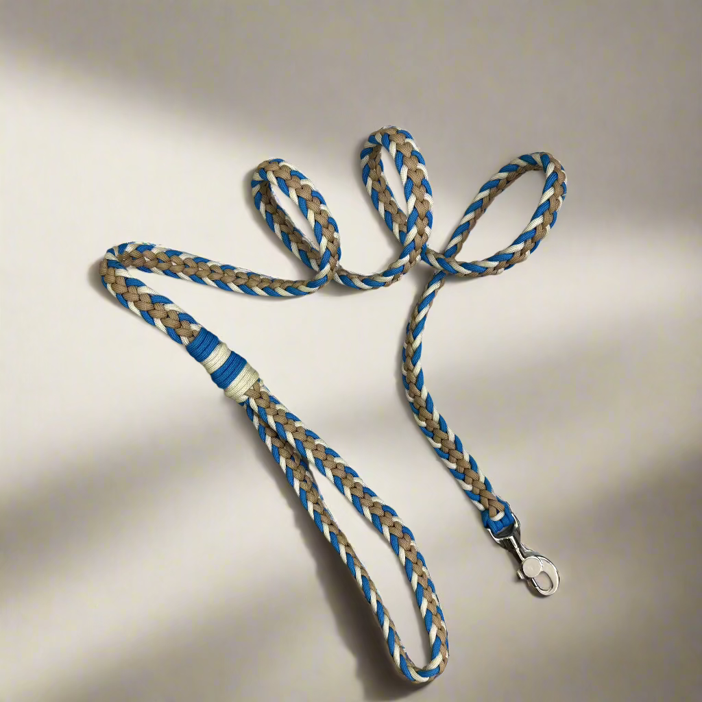 paracord povodec z elegantnim vzorcem srckov v rjavi beli in modri barvi