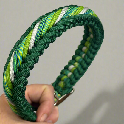 Srednja paracord ovratnica za srednje pse kot so pudlji kokeršpanjeli ali terierji