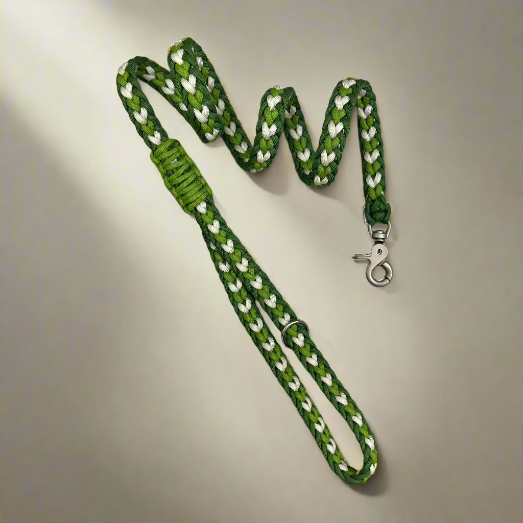 svetel paracord povodec v zeleni in beli barvi, idealen za poletne dni